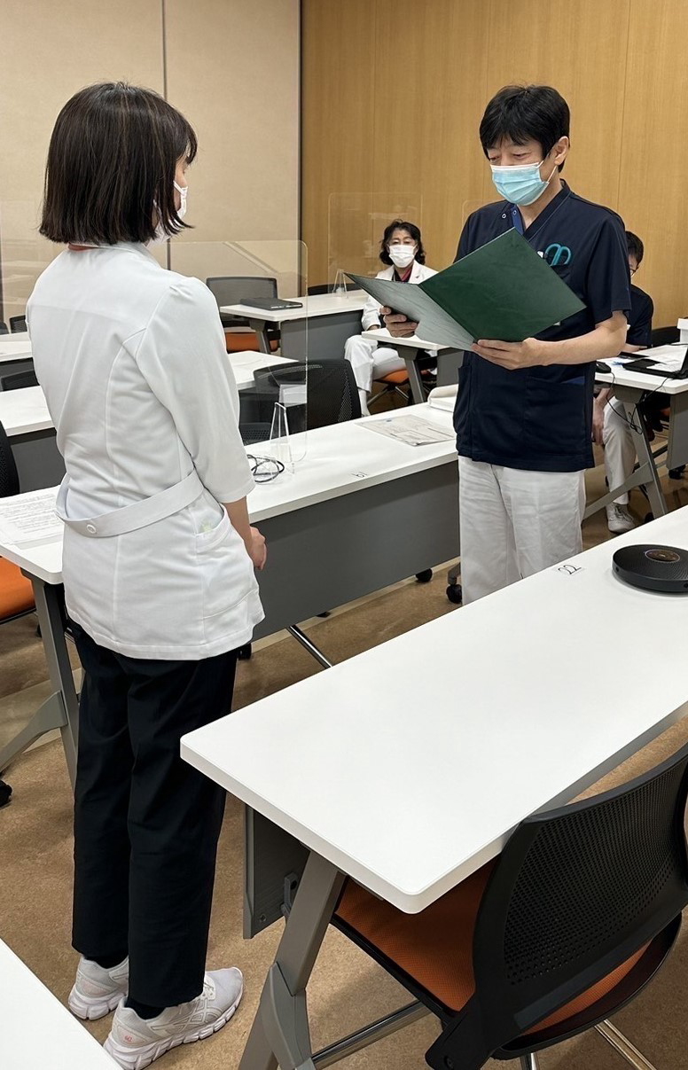 修了証書授与の様子1